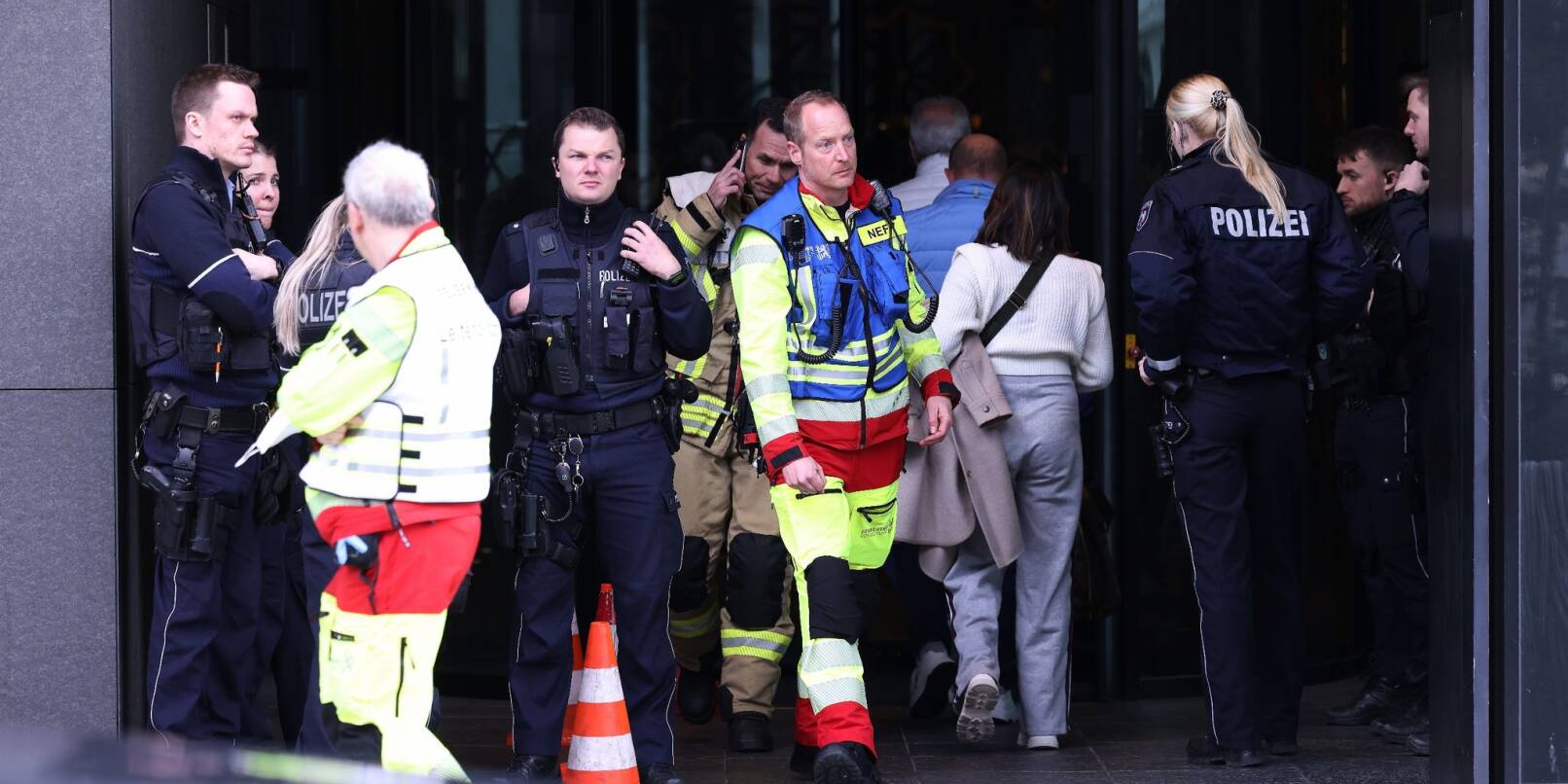 Einsatzkräfte der Polizei haben eine Eskalation an einem Hotel in Düsseldorf verhindert.