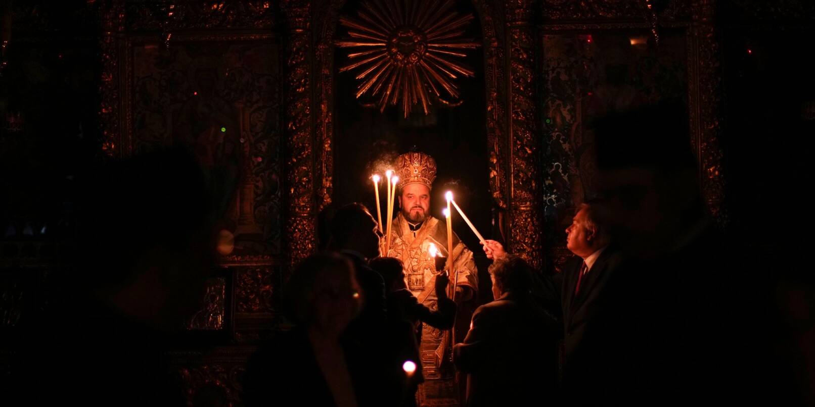 Millionen orthodoxe Christen in aller Welt haben in der Nacht zum Sonntag das Osterfest eingeläutet - auch der christlich-orthodoxe Metropolit Maximos von Selyvria (M).