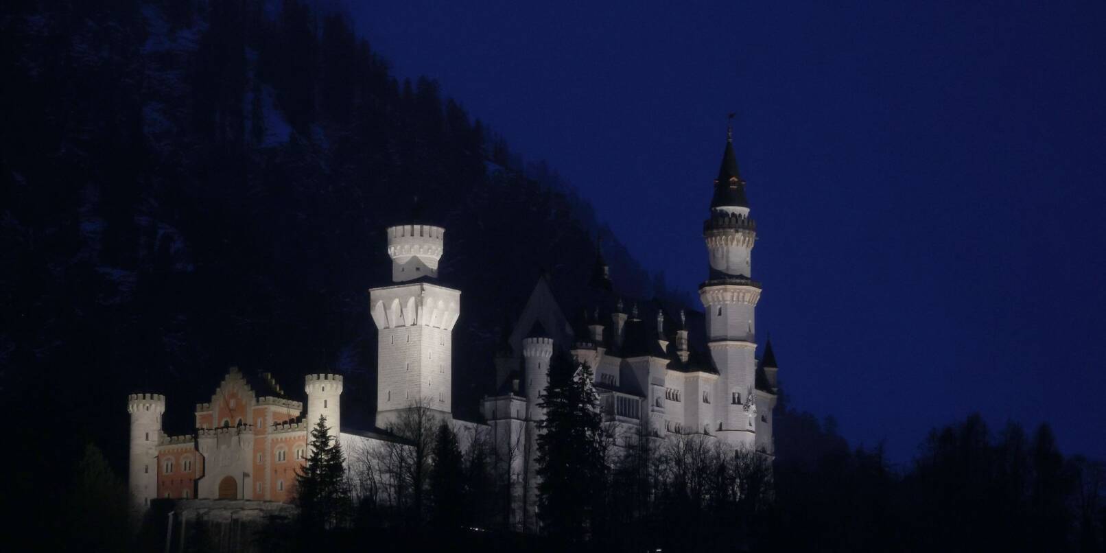 Von Scheinwerfern wieder angestrahlt steht das Schloss Neuschwanstein im Königswinkel.