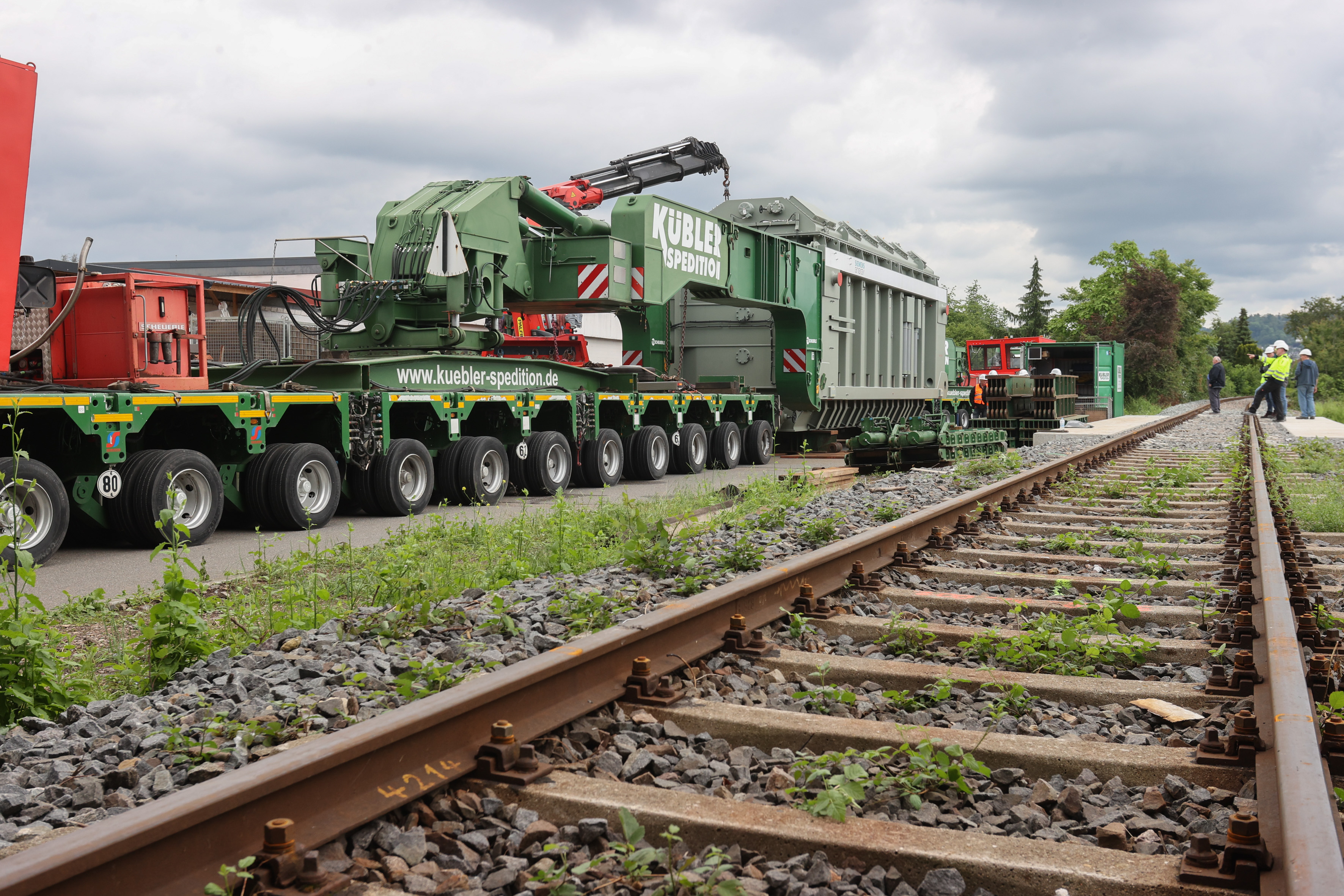 280-ton colossus rolls through Weinheim