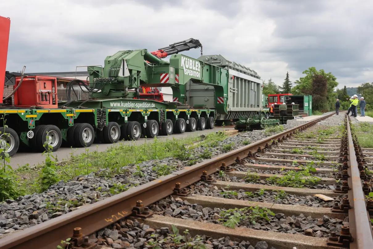 280-ton colossus rolls through Weinheim