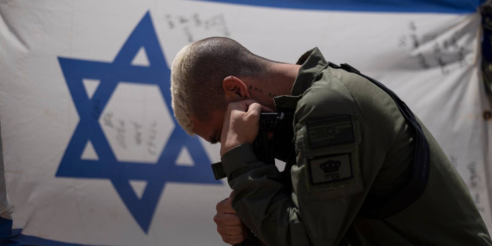 Ein israelischer Soldat neben der Nationalflagge: Gibt es für Israel einen Ausweg aus dem Schlamassel? Ein israelischer Soldat neben der Nationalflagge: Gibt es für Israel einen Ausweg aus dem Schlamassel?