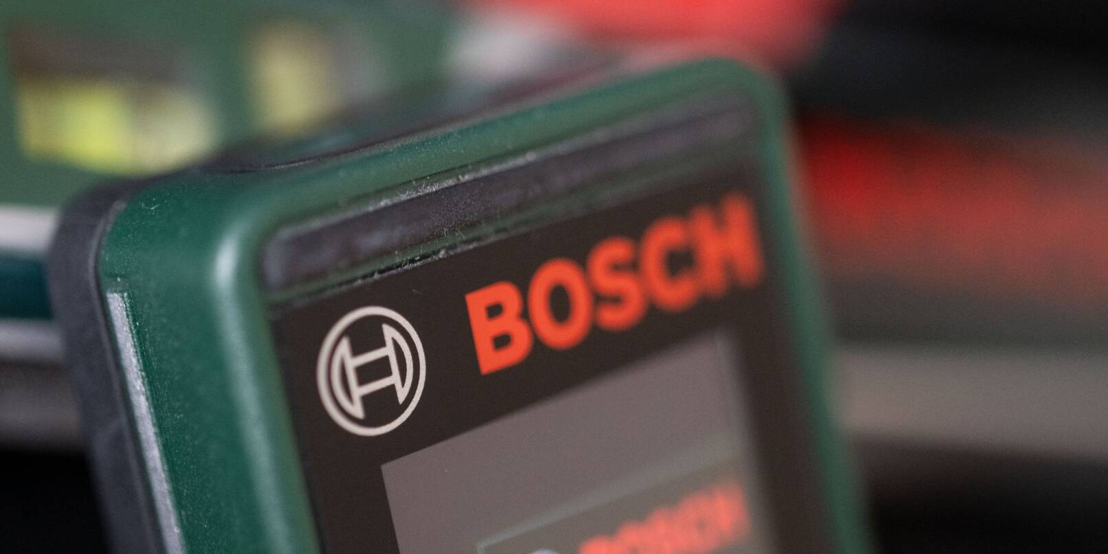 Messwerkzeuge der Robert Bosch Power Tools GmbH, liegen auf einem Tisch.