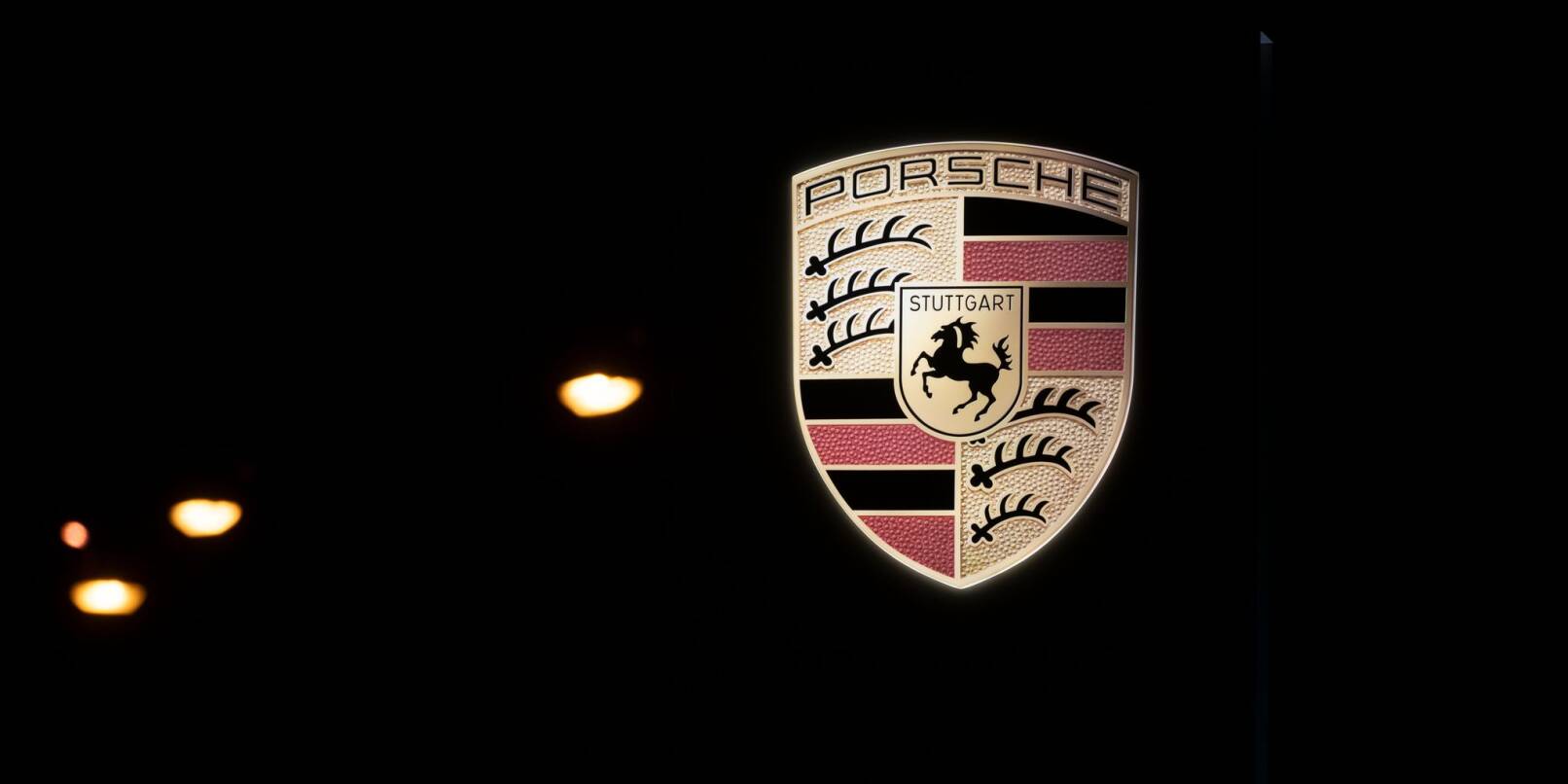 Das Logo des Autobauers Porsche im Porsche-Zentrum Stuttgart.