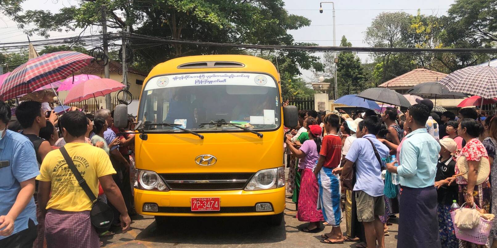 Die ersten Busse mit Gefangenen verlassen im Rahmen einer Massenamnestie das Insein-Gefängnis in Myanmars größter Stadt Yangon.