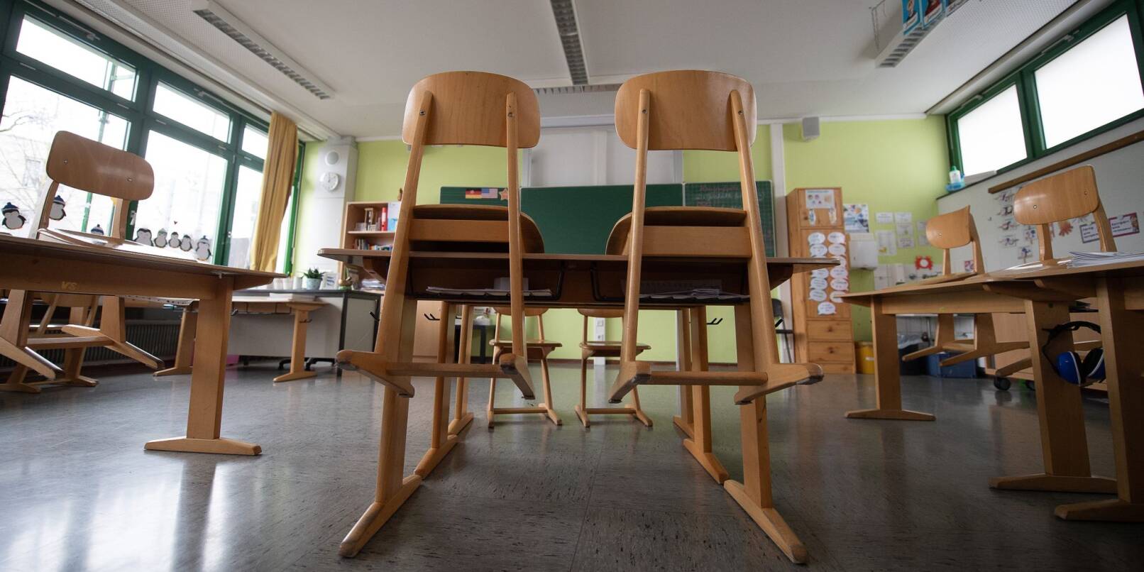 Ein leeres Klassenzimmer an einer Grundschule.