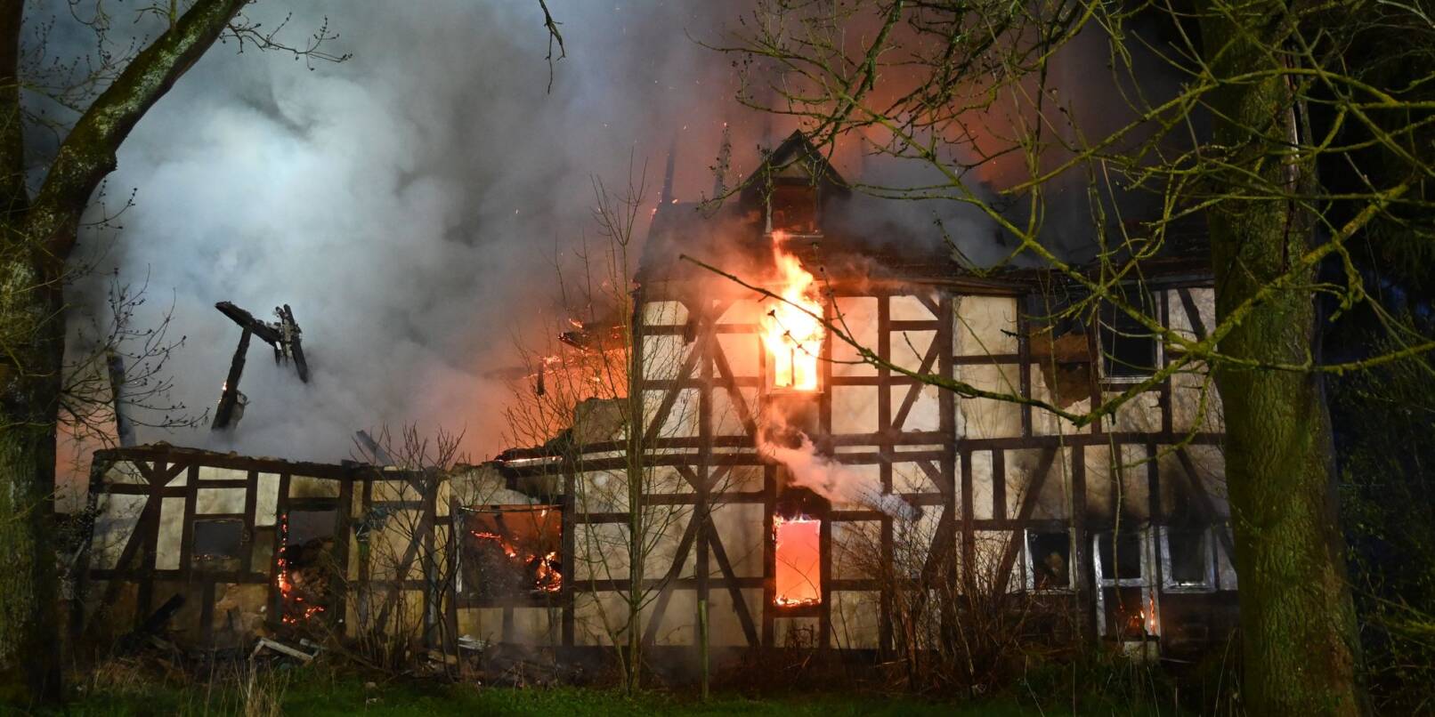Das frühere Wohnhaus eines als «Kannibalen von Rotenburg» bekannt gewordenen Mannes in Rotenburg an der Fulda brennt.