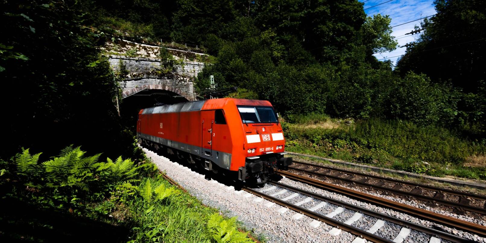 Eine Lok der Deutschen Bahn auf der Schwarzwaldbahn.