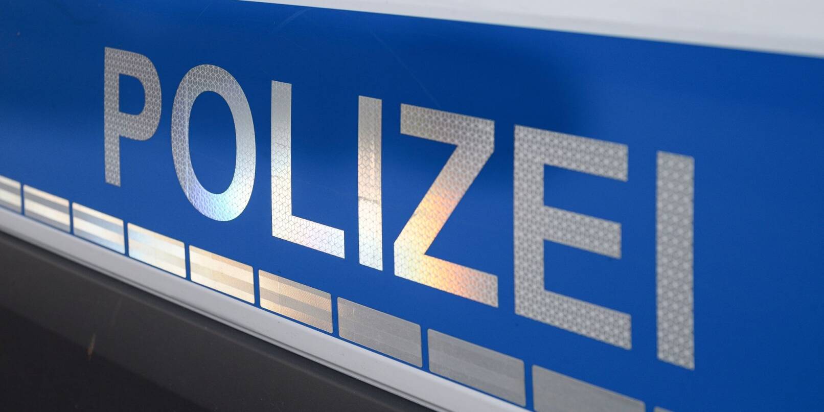 Der Polizei-Schriftzug auf einem Einsatzwagen. Der Polizei-Schriftzug auf einem Einsatzwagen.