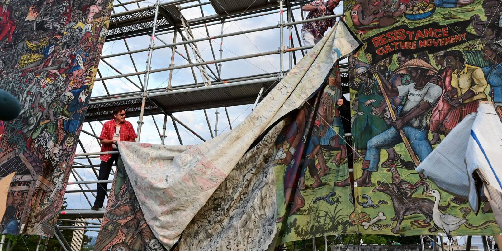 Documenta-Mitarbeiter bauen im Juni 2022 das umstrittene Großbanner «People's Justice» des indonesischen Künstlerkollektivs Taring Padi ab.