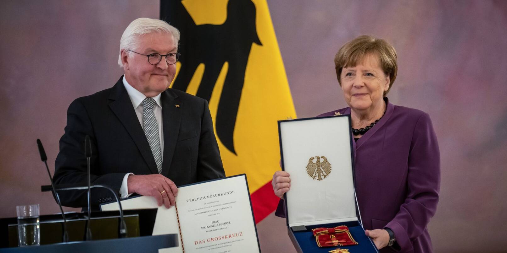 Altkanzlerin Angela Merkel erhält von Bundespräsident Frank-Walter Steinmeier das Großkreuz des Verdienstordens der Bundesrepublik Deutschland in besonderer Ausführung im Schloss Bellevue verliehen.