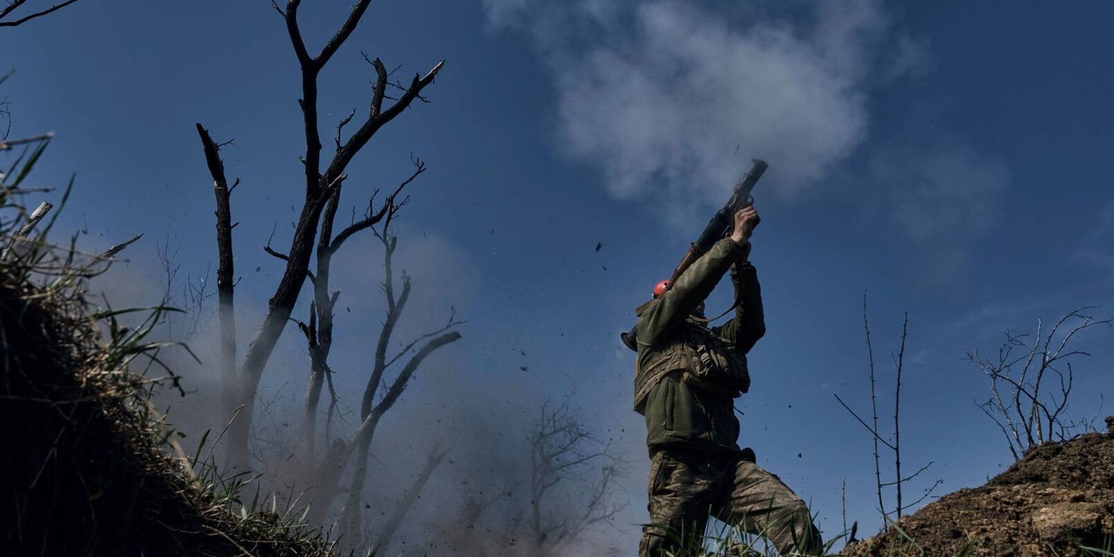 Ein ukrainischer Soldat feuert einen Granatwerfer an der Frontlinie in Bachmut ab.