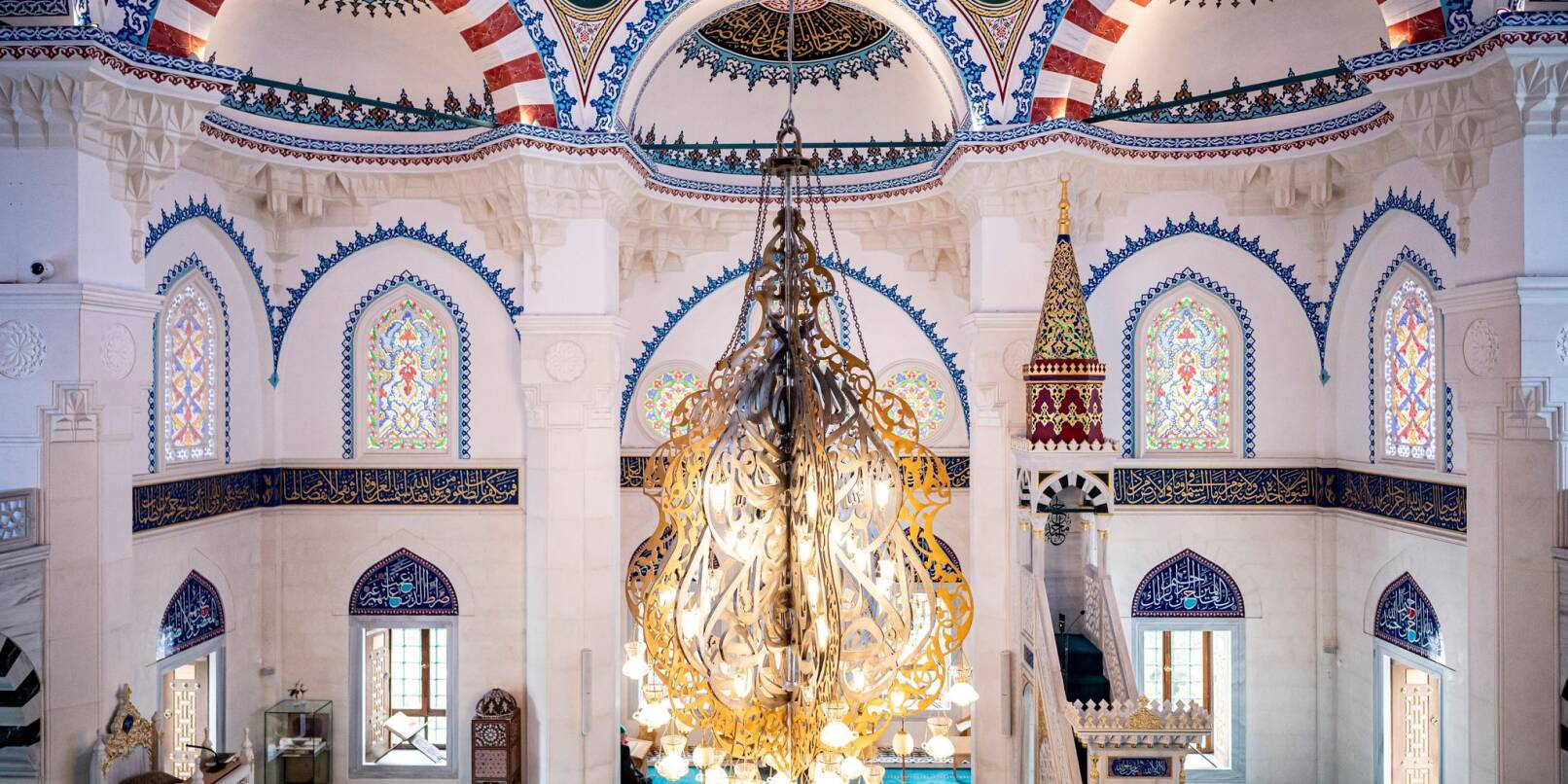 Blick in den Innenraum einer Moschee.