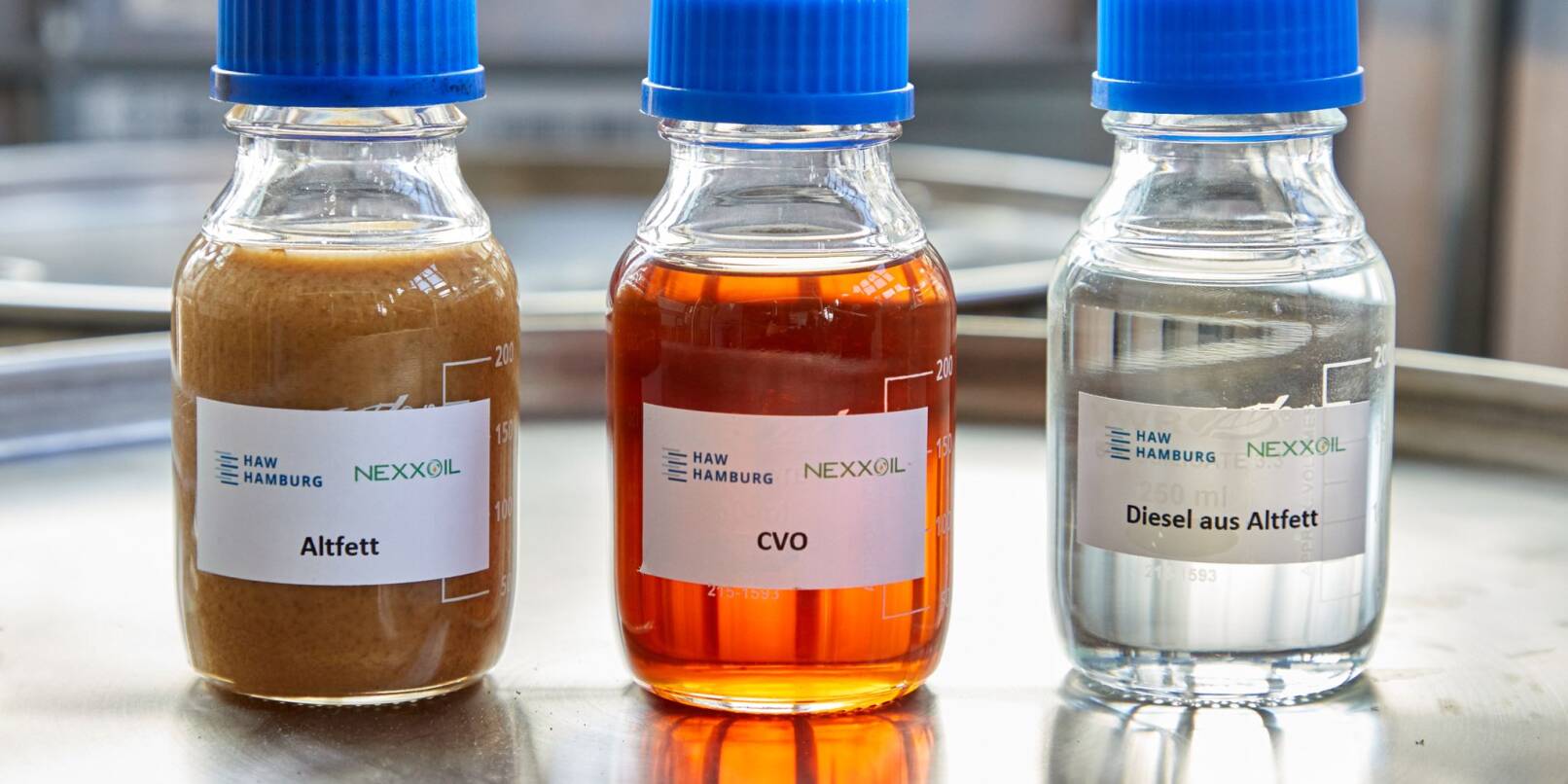 Glasflaschen mit Altfett, CVO (CVO Cracked Vegetable Oil) und Diesel aus Altfett stehen im Technikum im Bereich Verfahrenstechnik am Campus Life Sciences der HAW.