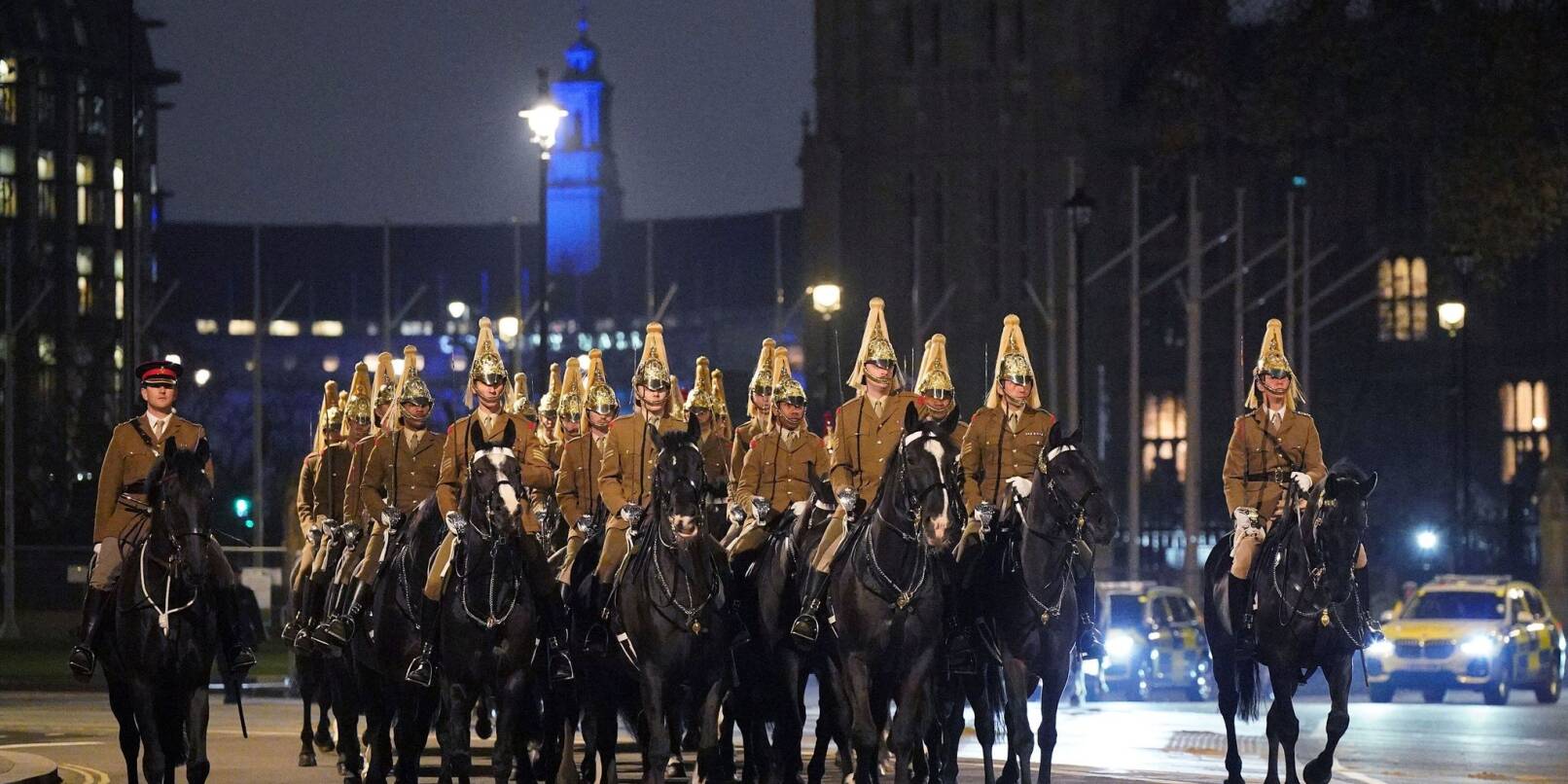 Angehörige des Militärs passieren die Westminster Abbey während einer Probe für die Feierlichkeiten im Rahmen der Krönung von König Charles III.