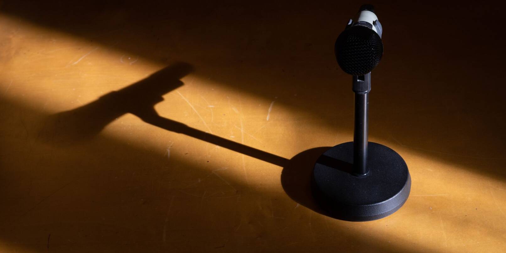 Ein Mikrofon steht in einem Saal eines Gerichts.