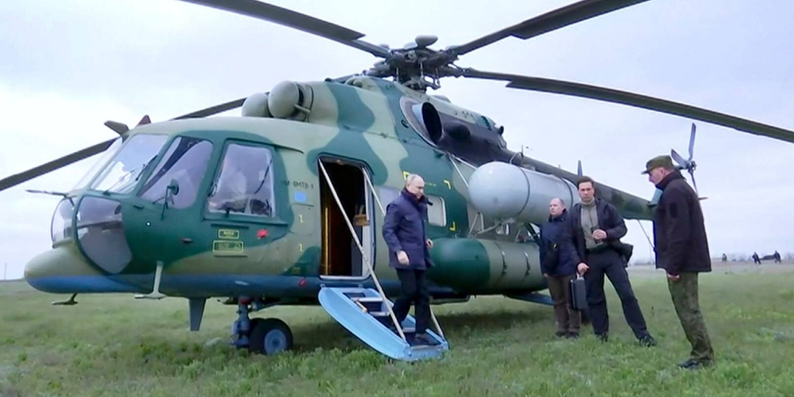 Diese Videostandbild soll Wladimir Putin bei seiner Ankunft an einem nicht genannten Ort in den Regionen Cherson oder Luhansk zeigen.