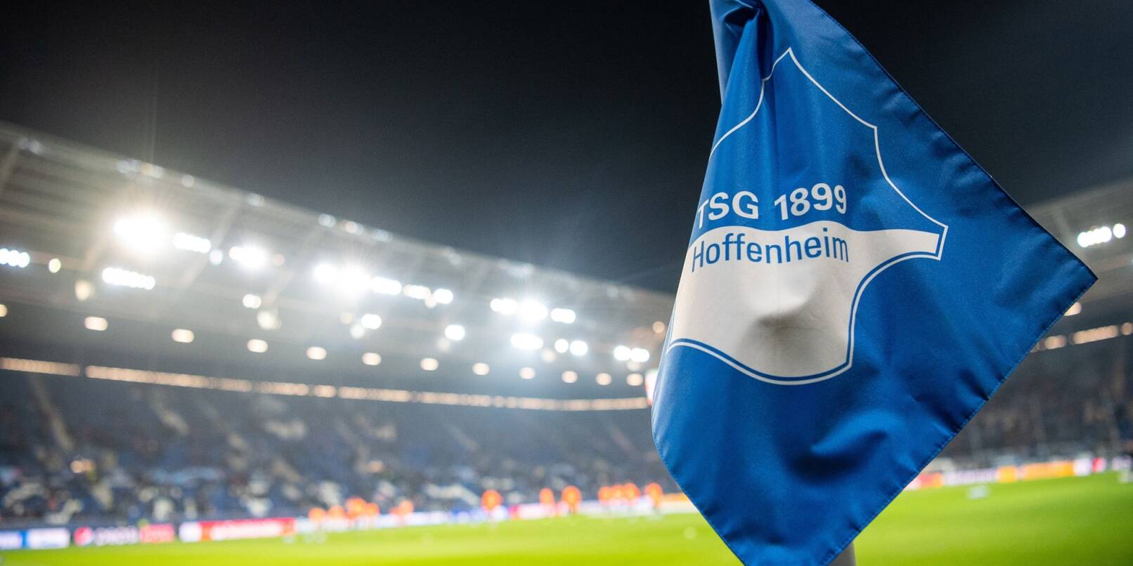 Eine Eckfahne mit dem Logo der TSG 1899 Hoffenheim steht im Stadion.