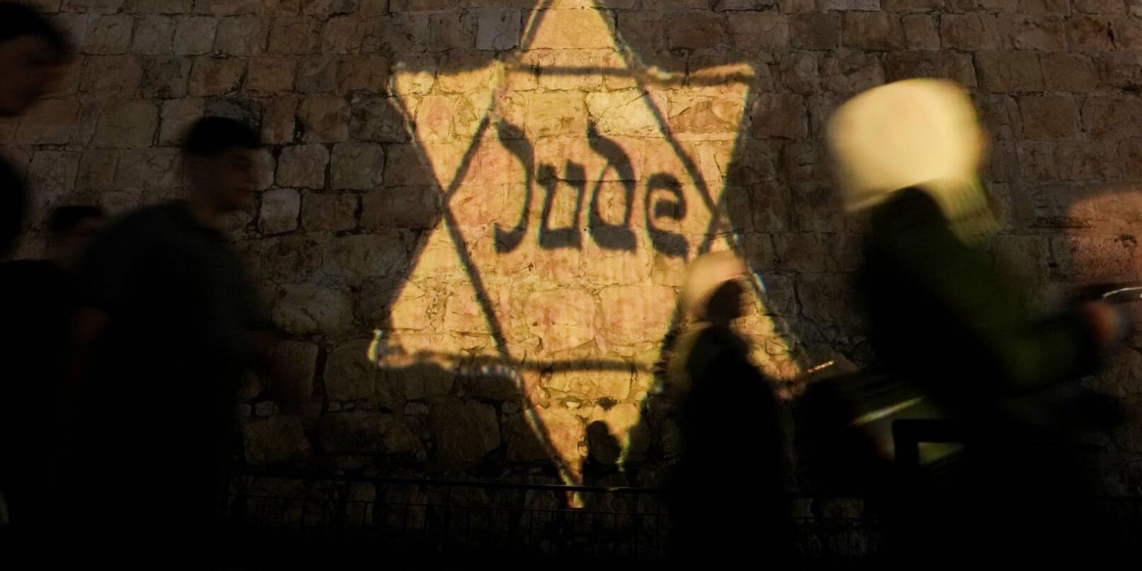 Ein gelber Davidstern mit der Aufschrift «Jude», ähnlich dem, den Juden in Nazi-Deutschland tragen mussten, wird am Abend des jährlichen Holocaust-Gedenktages Yom HaShoah auf die Mauern der Jerusalemer Altstadt projiziert.