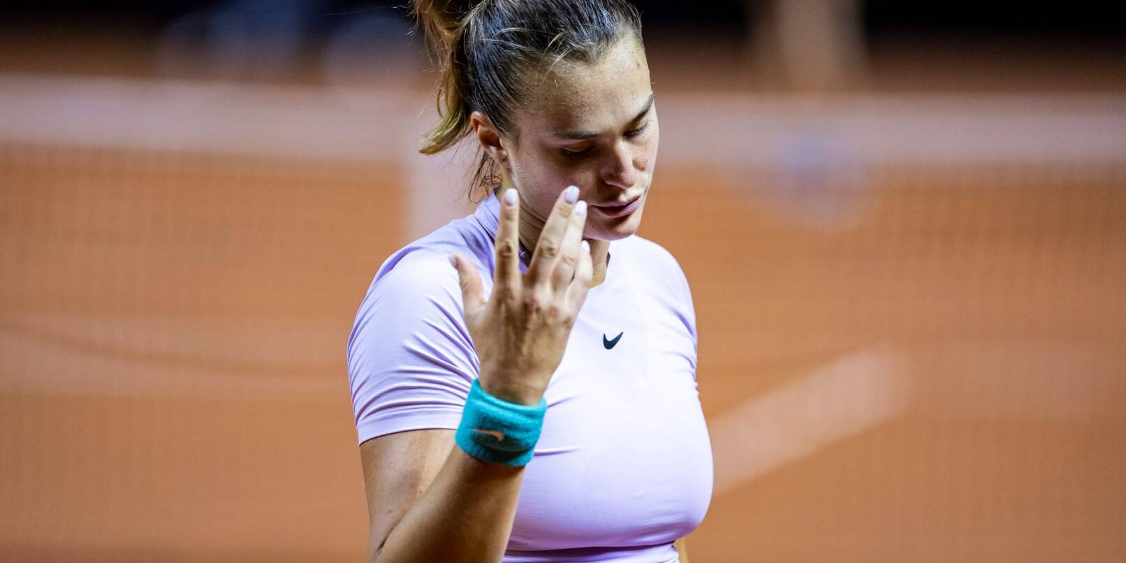 Tennisspielerin Aryna Sabalenka gestikuliert.