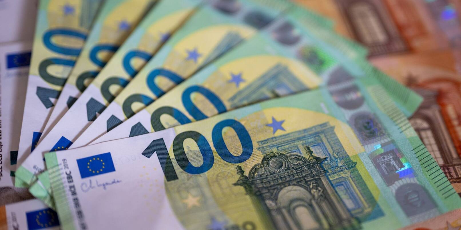 Geldscheine mit dem Wert von 100 und 50 Euro liegen auf einem Tisch. Geldscheine mit dem Wert von 100 und 50 Euro liegen auf einem Tisch.