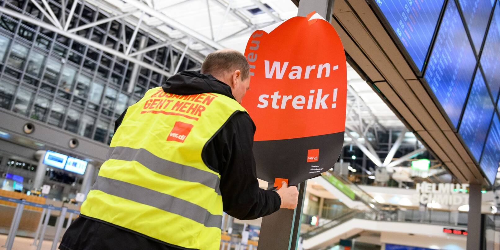 Im Zusammenhang mit dem Streik ist mit längeren Wartezeiten bis hin zu Flugausfällen oder -streichungen zu rechnen.
