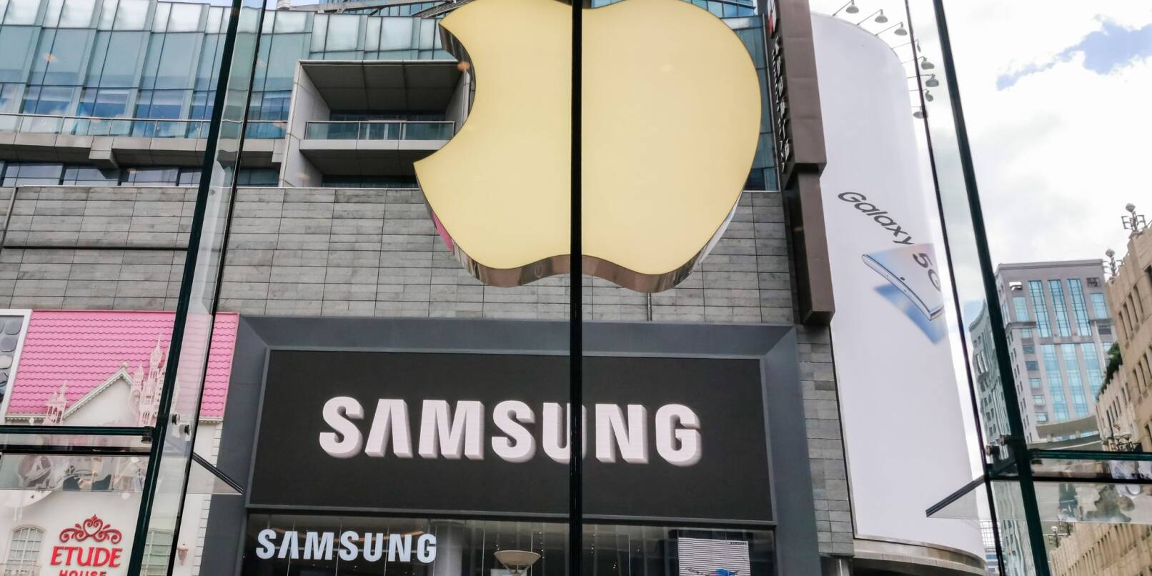 Ein Samsung Experience Store in unmittelbarer Nähe eines Apple Retail Stores in Shanghai.