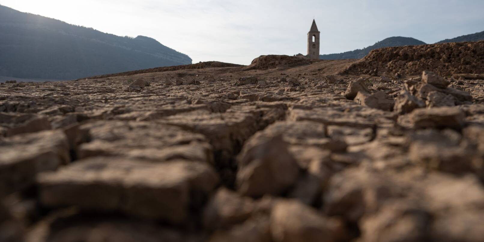 Risse im Boden im Sau-Stausee in Katalonien zeigen anhaltenden Wassermangel auf.
