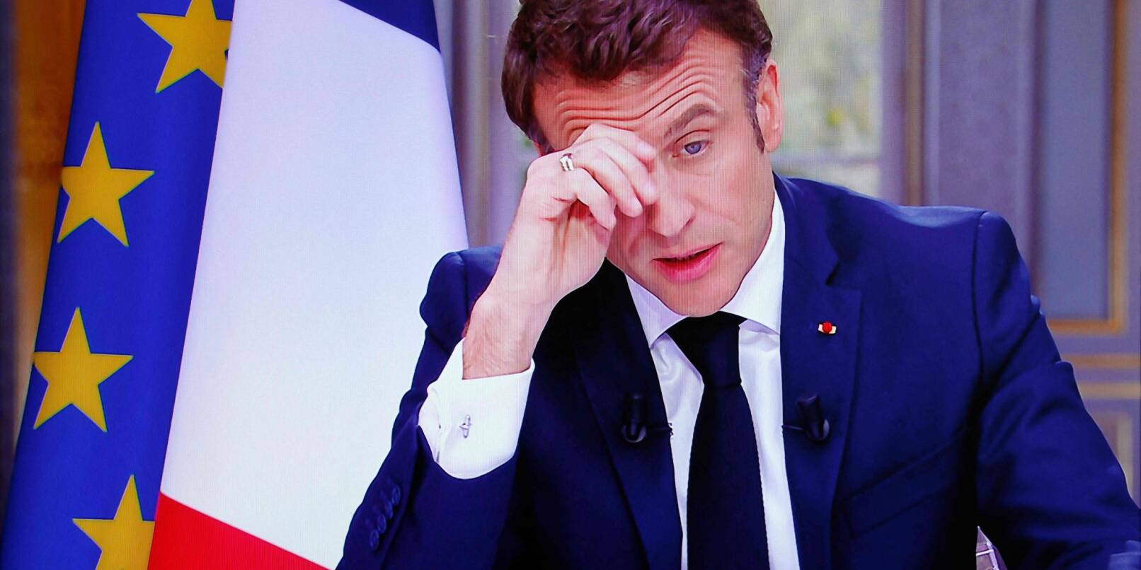 Der französische Präsident Emmanuel Macron ist auf dem Bildschirm zu sehen, als er während eines Fernsehinterviews aus dem Elysee-Palast in Paris spricht.