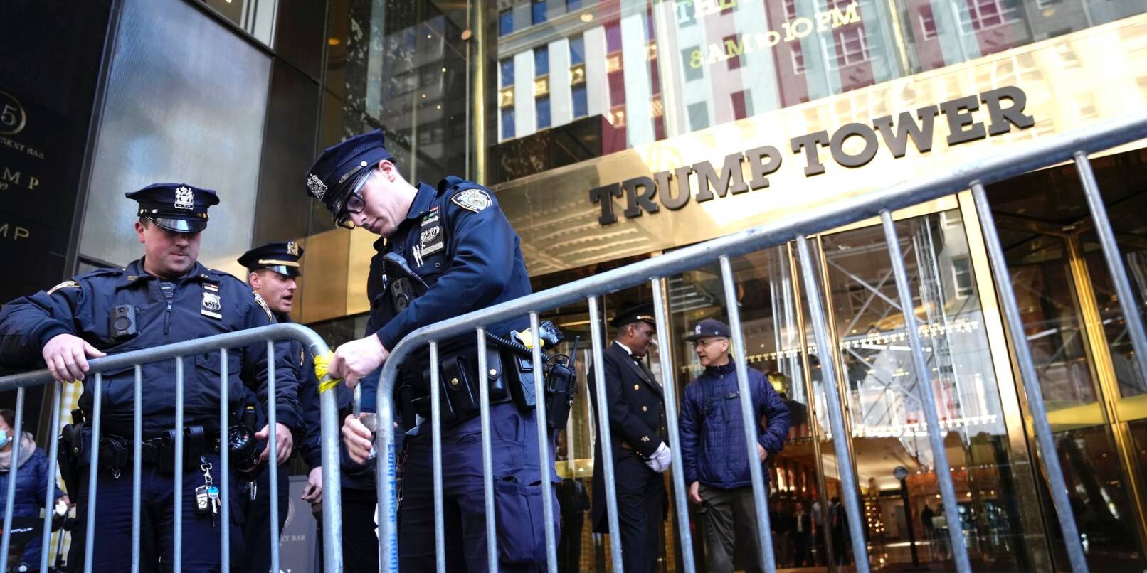 Polizeibeamte der NYPD errichten eine Absperrung vor dem Trump Tower auf der Fifth Avenue.