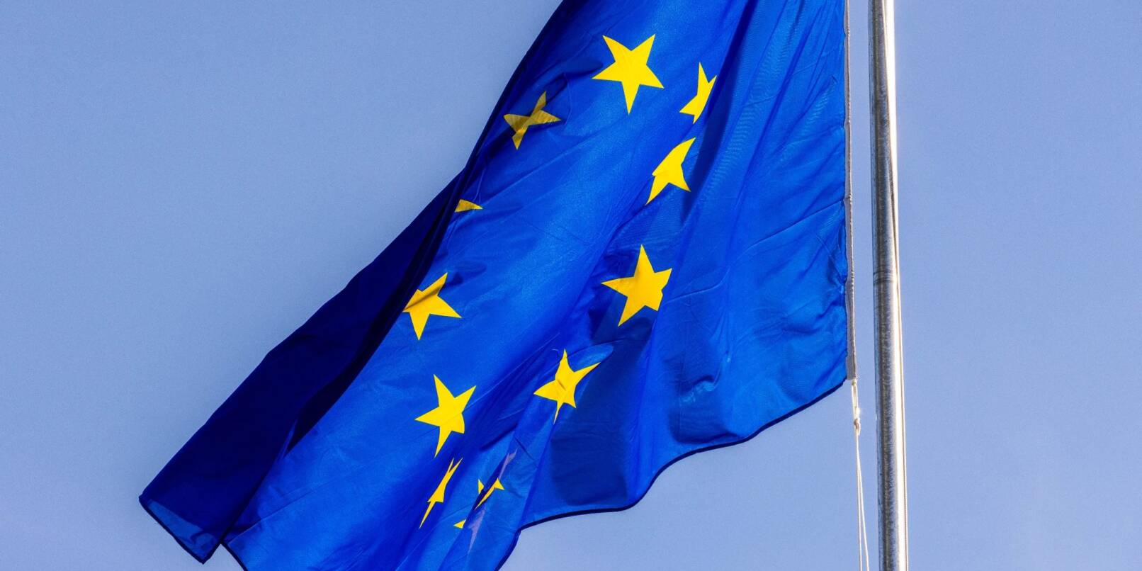 Die Flagge der Europäischen Union weht vor dem Gebäude des Europäischen Parlaments in Straßburg.