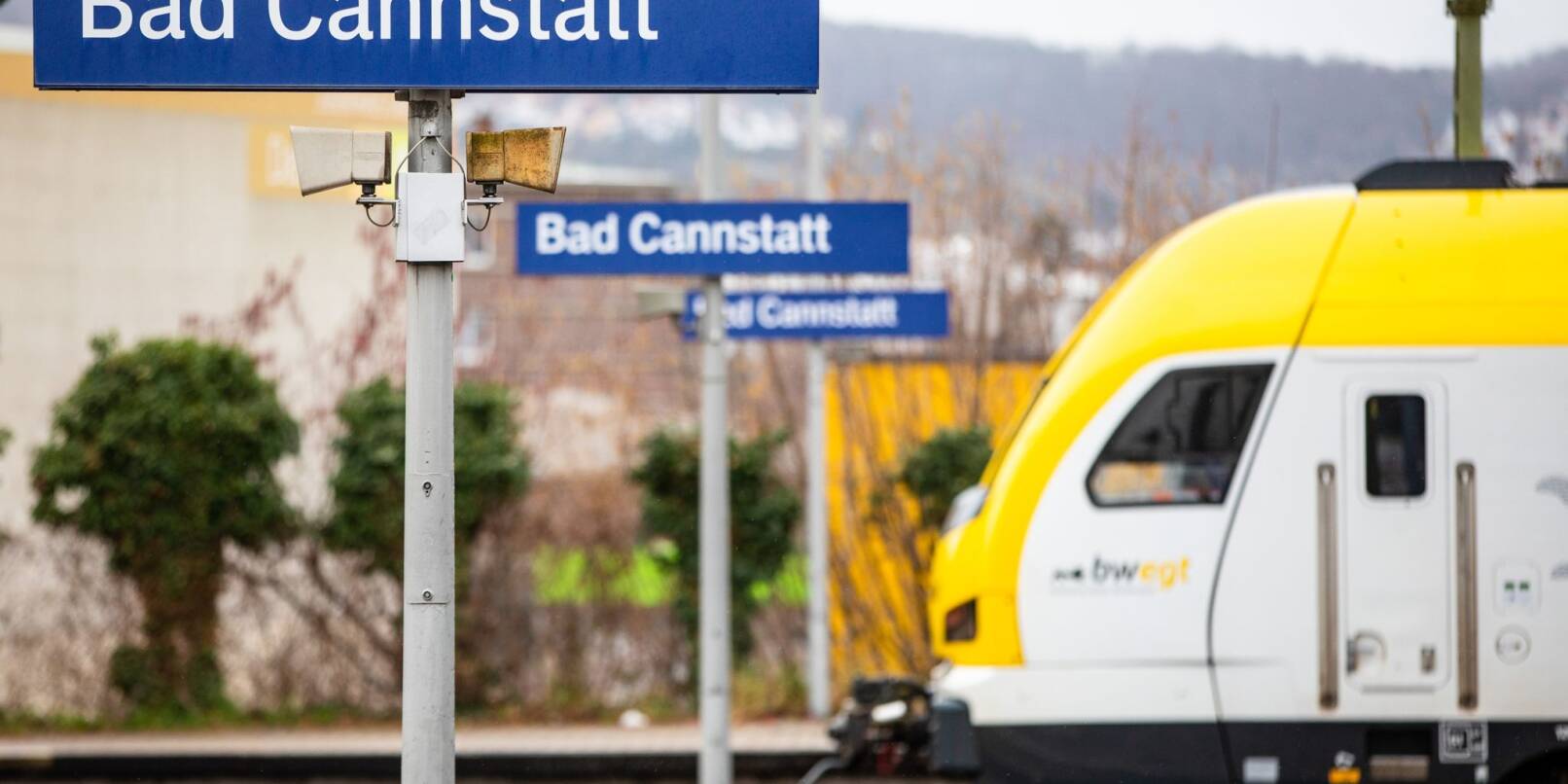 Ein Regionalzug steht am Bahnhof Stuttgart-Bad Cannstatt.