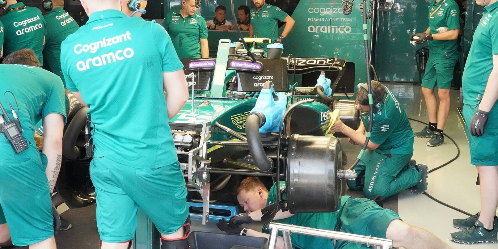 An drei aufeinanderfolgenden Wochenenden finden Formel-1-Rennen statt - eine besondere Herausforderung für die Mechaniker. An drei aufeinanderfolgenden Wochenenden finden Formel-1-Rennen statt - eine besondere Herausforderung für die Mechaniker.