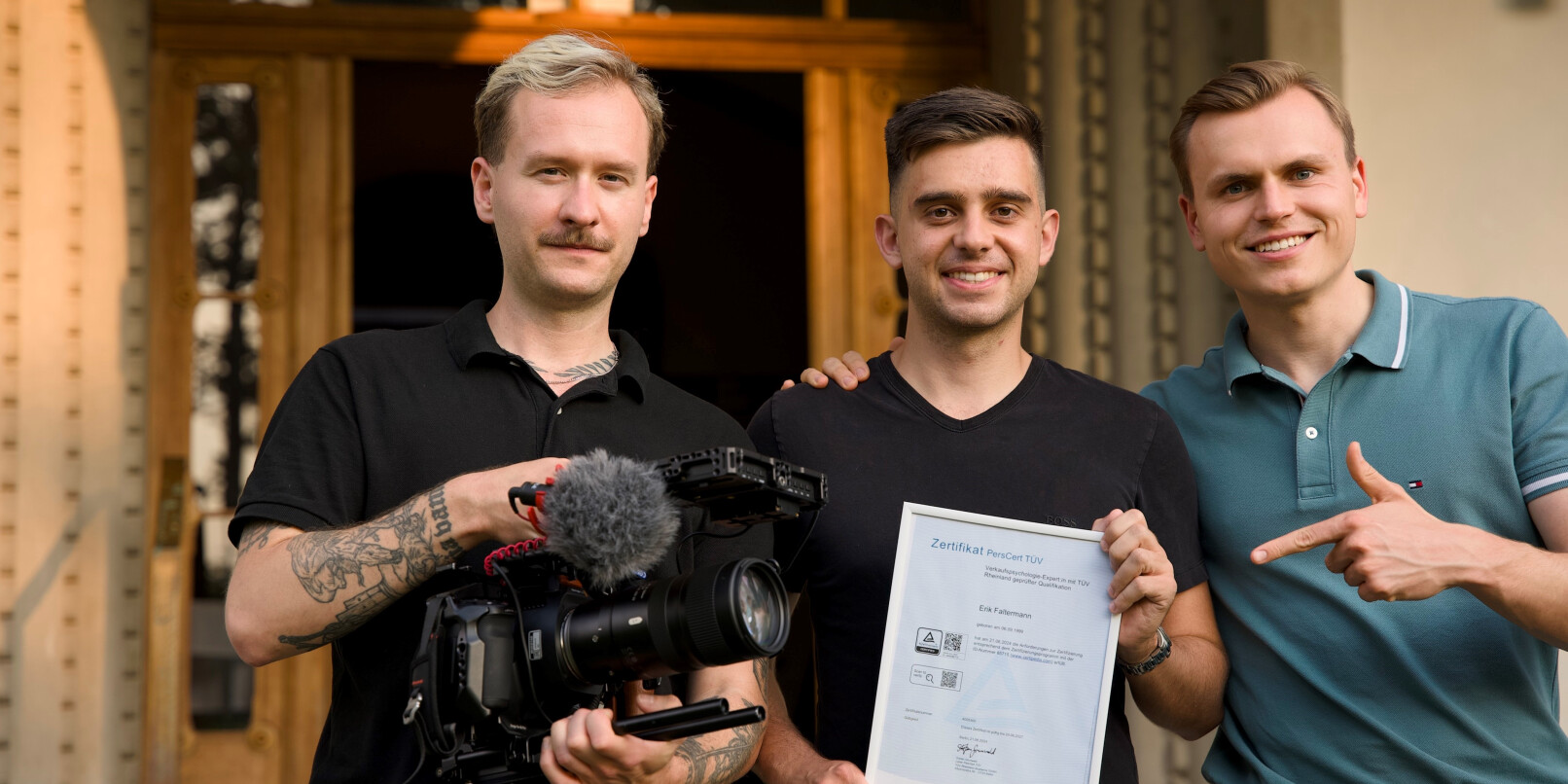 Stolz auf das TÜV-Zertifikat: Erik Faltermann (Mitte) und sein Team. Stolz auf das TÜV-Zertifikat: Erik Faltermann (Mitte) und sein Team.