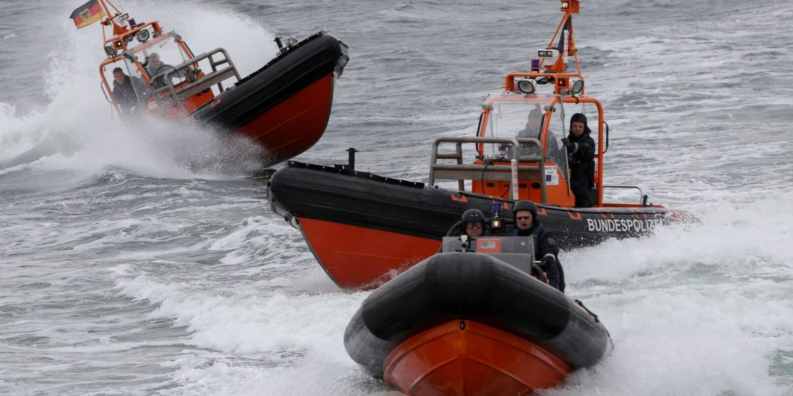 Beamte der Bundespolizei See simulieren mit einem Festrumpfschlauchboot einen Piratenangriff.