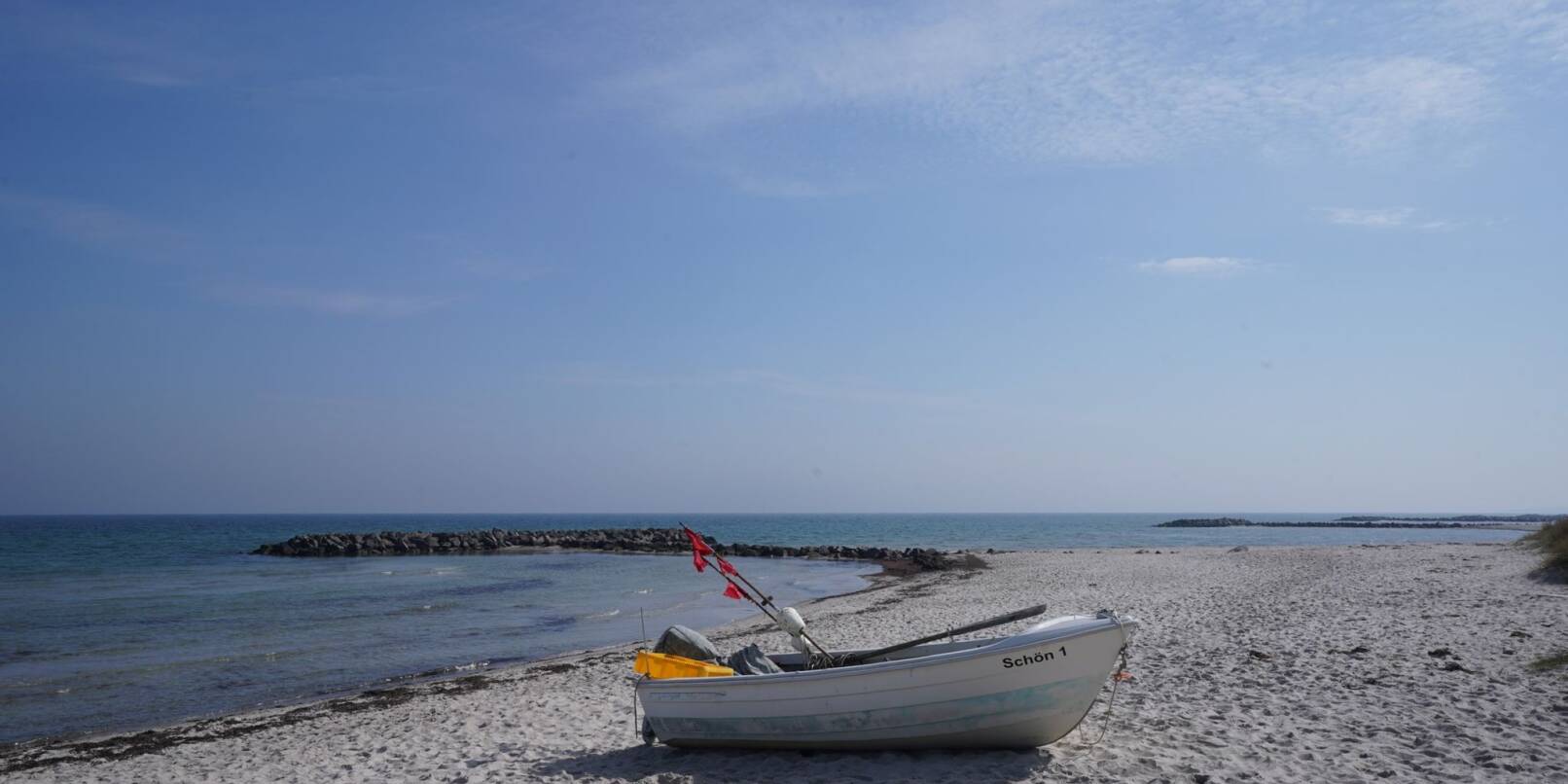 Ein Fischerboot am Ostseestrand.