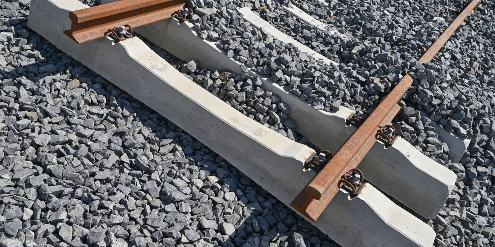 Die Bahn will mit einem neuen Baukonzept für mehr Verlässlichkeit sorgen. (Archivfoto) Die Bahn will mit einem neuen Baukonzept für mehr Verlässlichkeit sorgen. (Archivfoto)