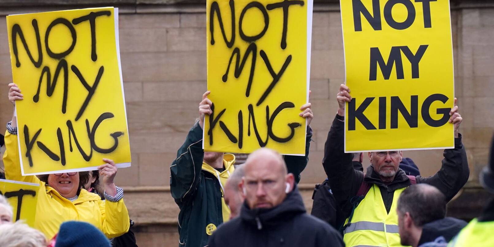 Monarchie-Gegner tragen Plakate mit der Aufschrift «Not My King» (dt: nicht mein König), während sie auf die Ankunft von Charles und Camilla zum königlichen Gründonnerstagsgottesdienst im York Minster warten.