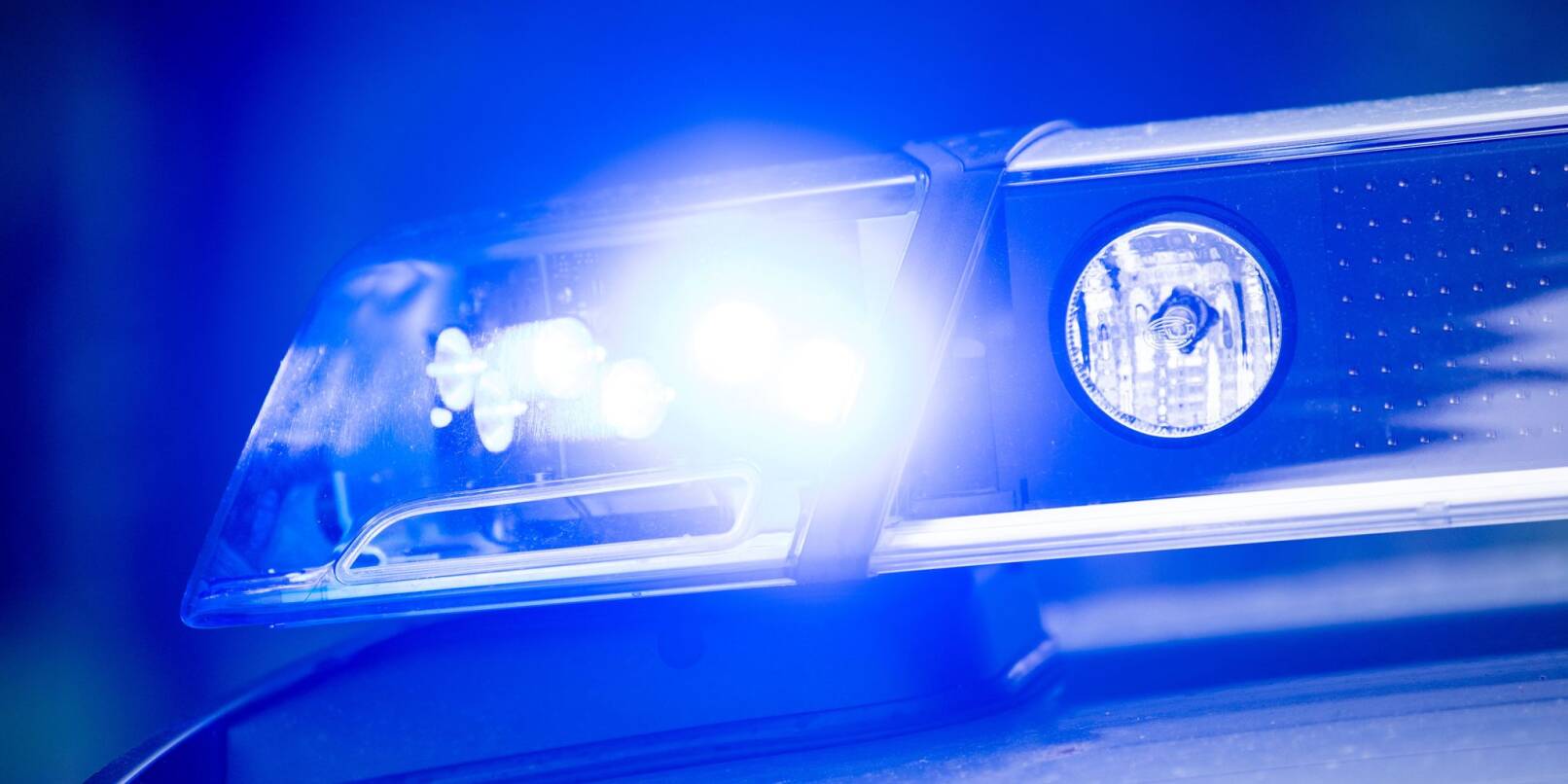 Ein Blaulicht leuchtet an einer Polizeistreife. In der Slowakei ist es zu einem Unglück mit zwei Toten gekommen. Ein Blaulicht leuchtet an einer Polizeistreife. In der Slowakei ist es zu einem Unglück mit zwei Toten gekommen.