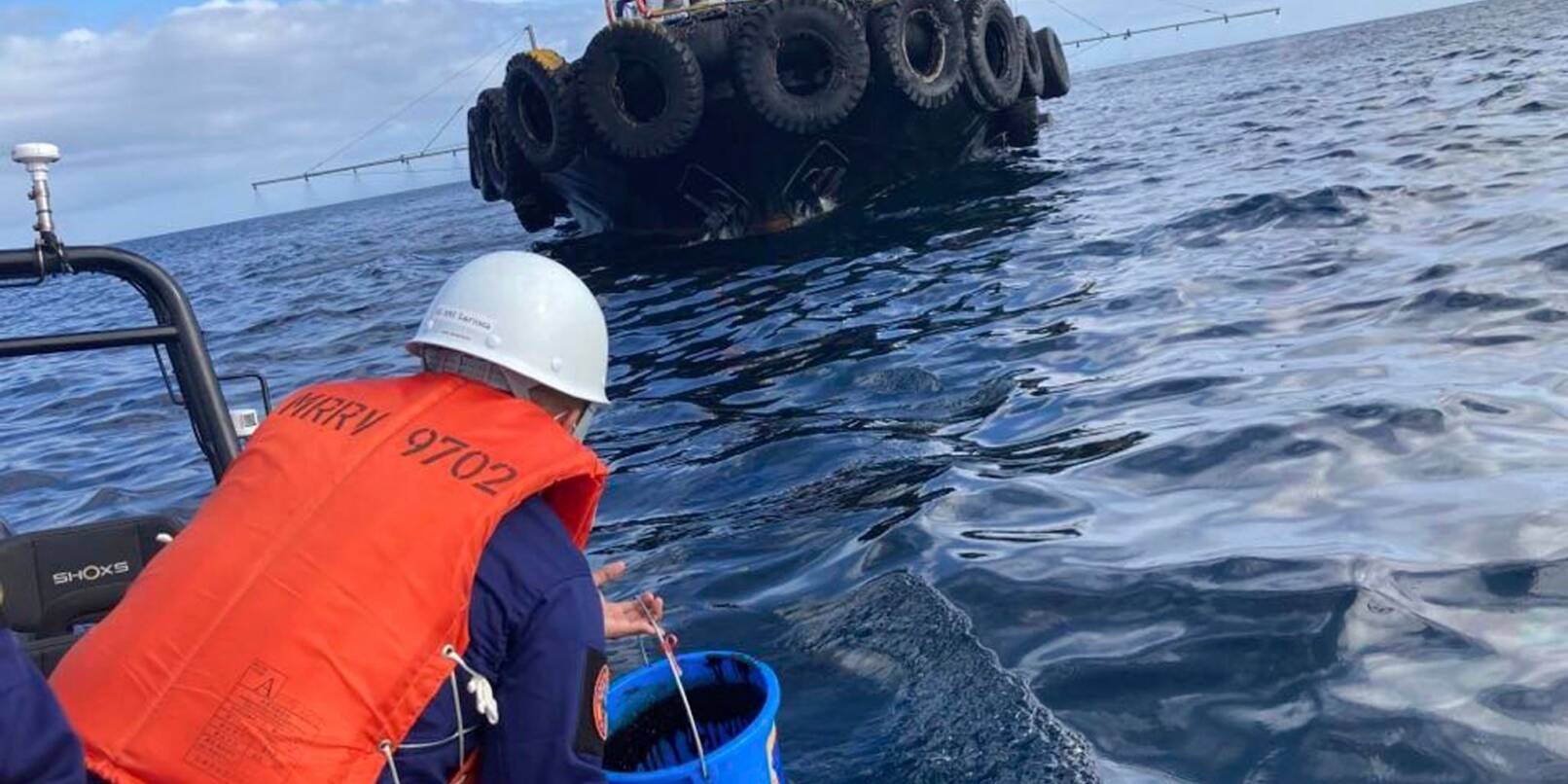 Ein Mitarbeiter der Küstenwache übernimmt Wasserproben, nachdem ein vor der Küste der Philippinen gesunkener Tanker Öl verloren hat.