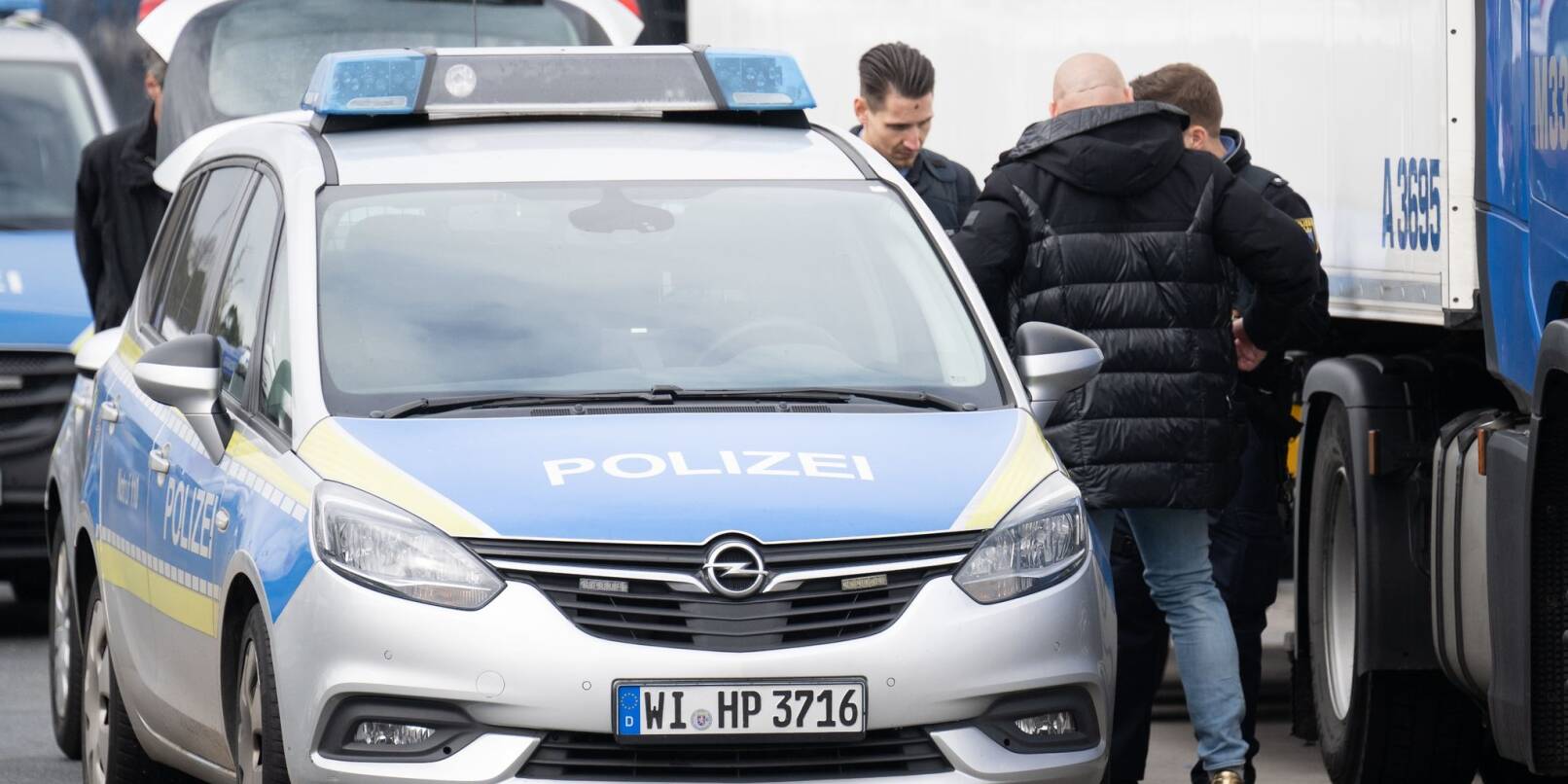 Polizeibeamte kontrollieren während eines Polizeieinsatzes auf der Raststätte Gräfenhausen einen Sicherheitsmitarbeiter.