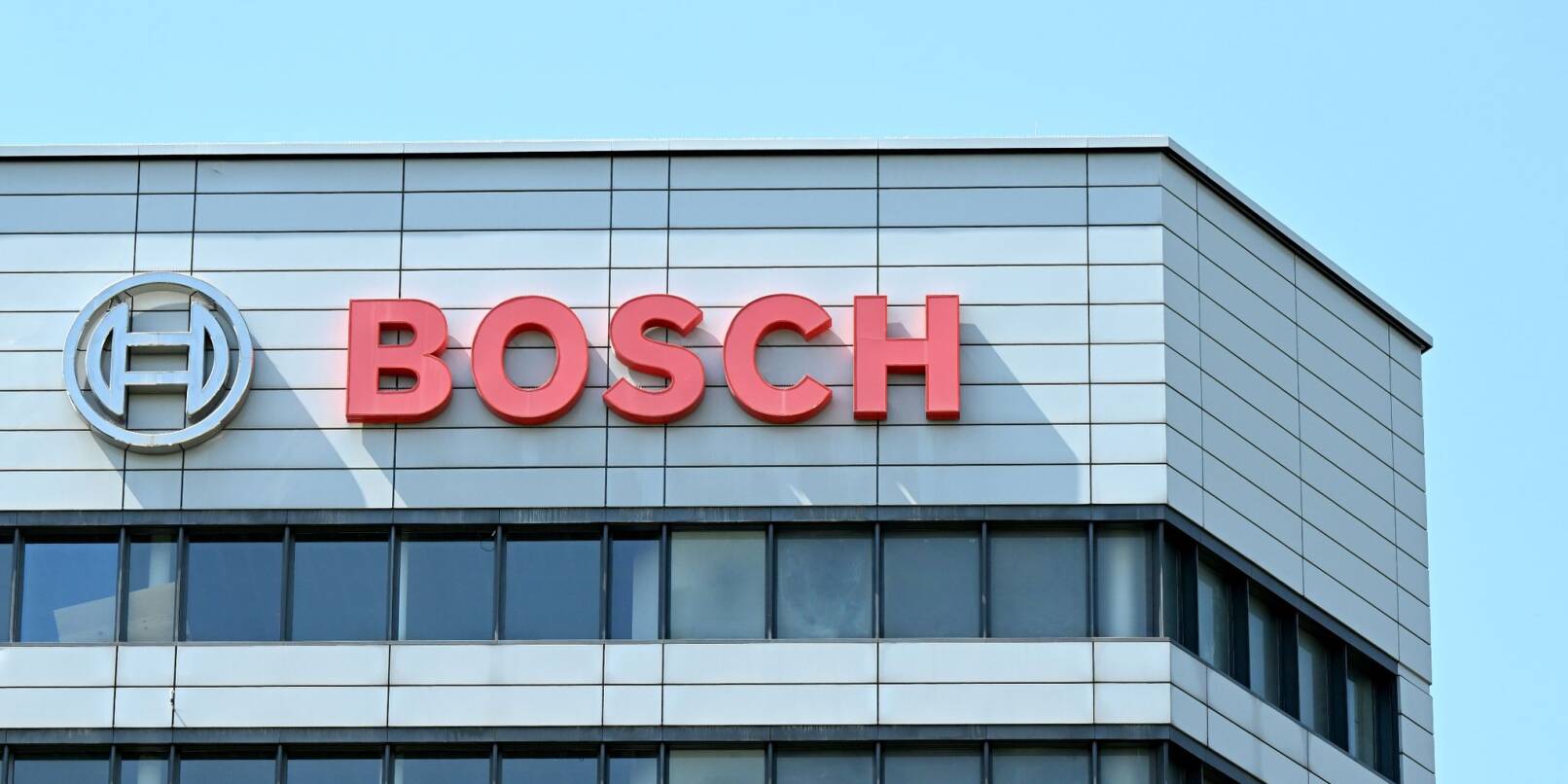Das Logo des Technologiekonzerns Bosch auf der Zentrale.