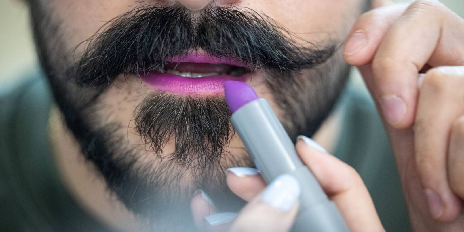 Lippenstift und Bart passen aus Sicht von Visagist Rene Koch gut zusammen. Lippenstift und Bart passen aus Sicht von Visagist Rene Koch gut zusammen.