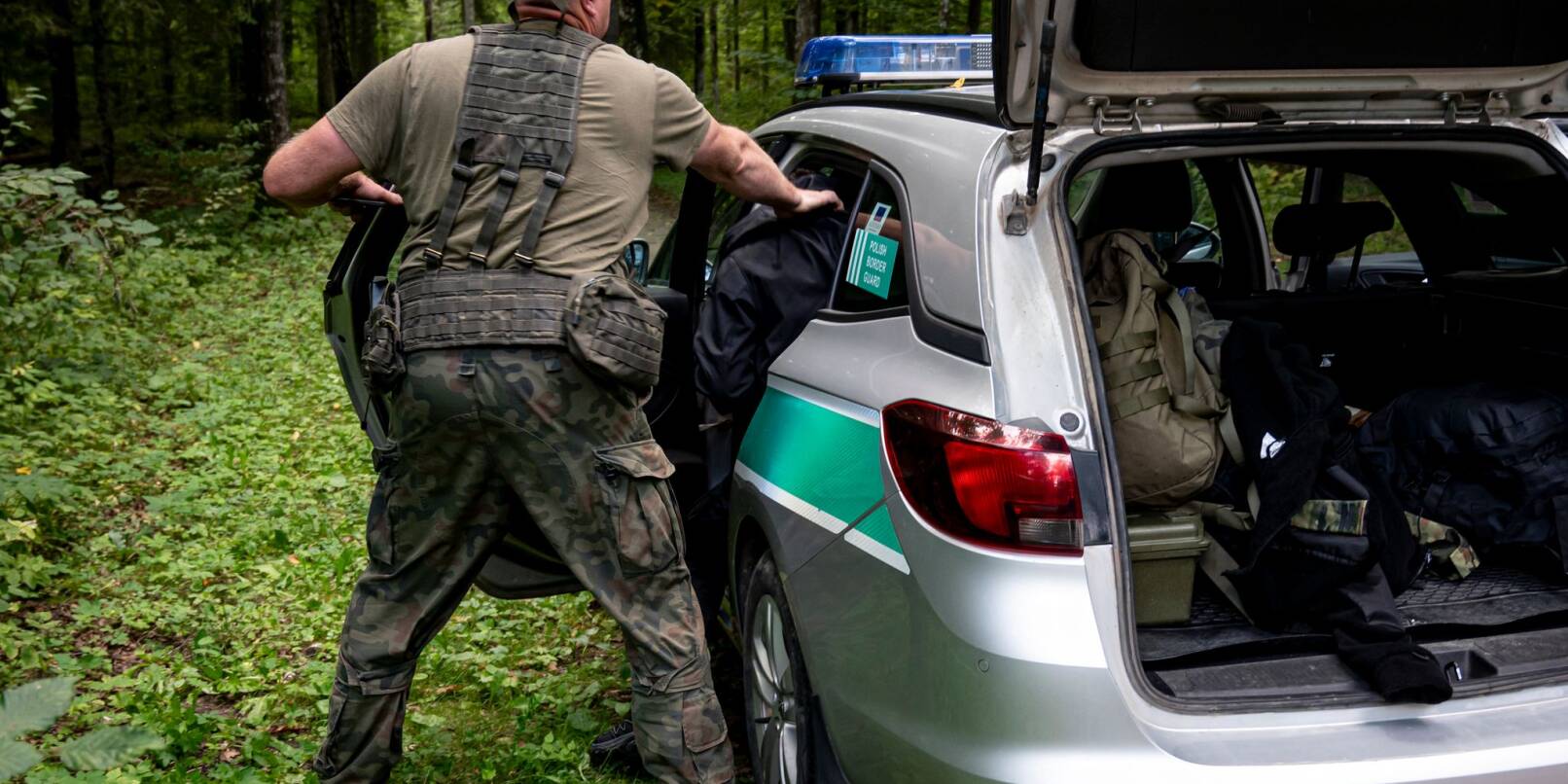 Festnahme an der polnischen Grenze zu Belarus. Es gibt zahlreiche Berichte zu Gewalt und Misshandlungen durch Grenzbeamte gegen Migranten und Flüchtlinge. (Symbolbild) Festnahme an der polnischen Grenze zu Belarus. Es gibt zahlreiche Berichte zu Gewalt und Misshandlungen durch Grenzbeamte gegen Migranten und Flüchtlinge. (Symbolbild)