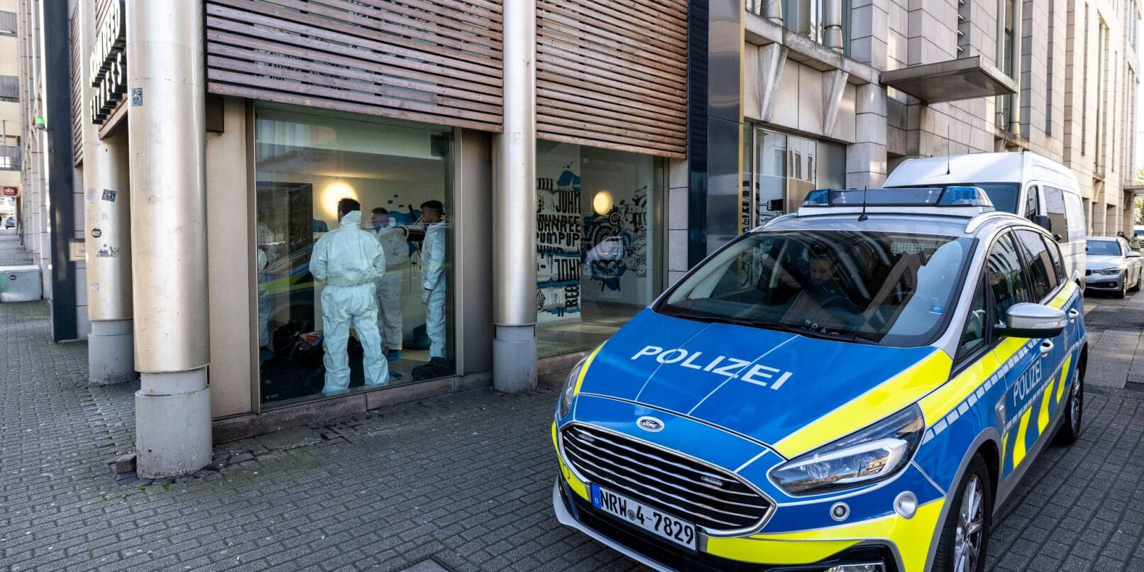 Bei der Attacke in einem Fitnessstudio in der Duisburger Innenstadt wurden vier Personen schwer verletzt.