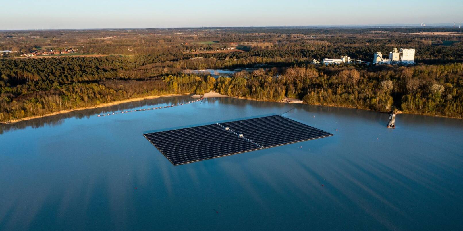 Eine sogenannte Floating-PV-Anlage schwimmt auf dem Silbersee III in Haltern am See.
