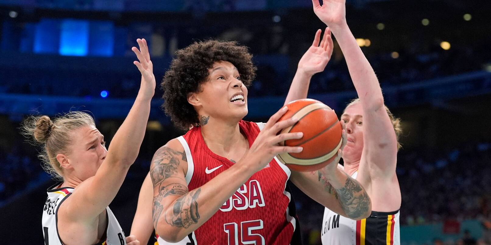 Brittney Griner kennt das Gefühl russischer Gefangenschaft - über die Freilassung vieler ihrer Landsleute hat sie sich nach dem Sieg gegen Belgien sehr gefreut. Brittney Griner kennt das Gefühl russischer Gefangenschaft - über die Freilassung vieler ihrer Landsleute hat sie sich nach dem Sieg gegen Belgien sehr gefreut.