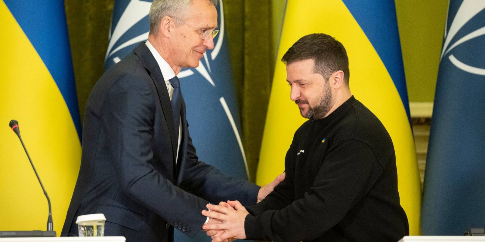 Handschlag in Kiew: Nato-Generalsekretär Jens Stoltenberg (l) und der ukrainische Präsident Wolodymyr Selenskyj.