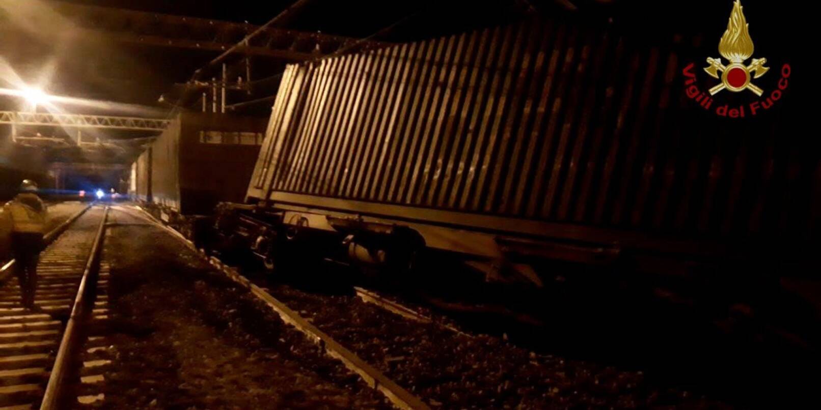 In Florenz ist in der Nacht ein Waggon eines Güterzuges entgleist.