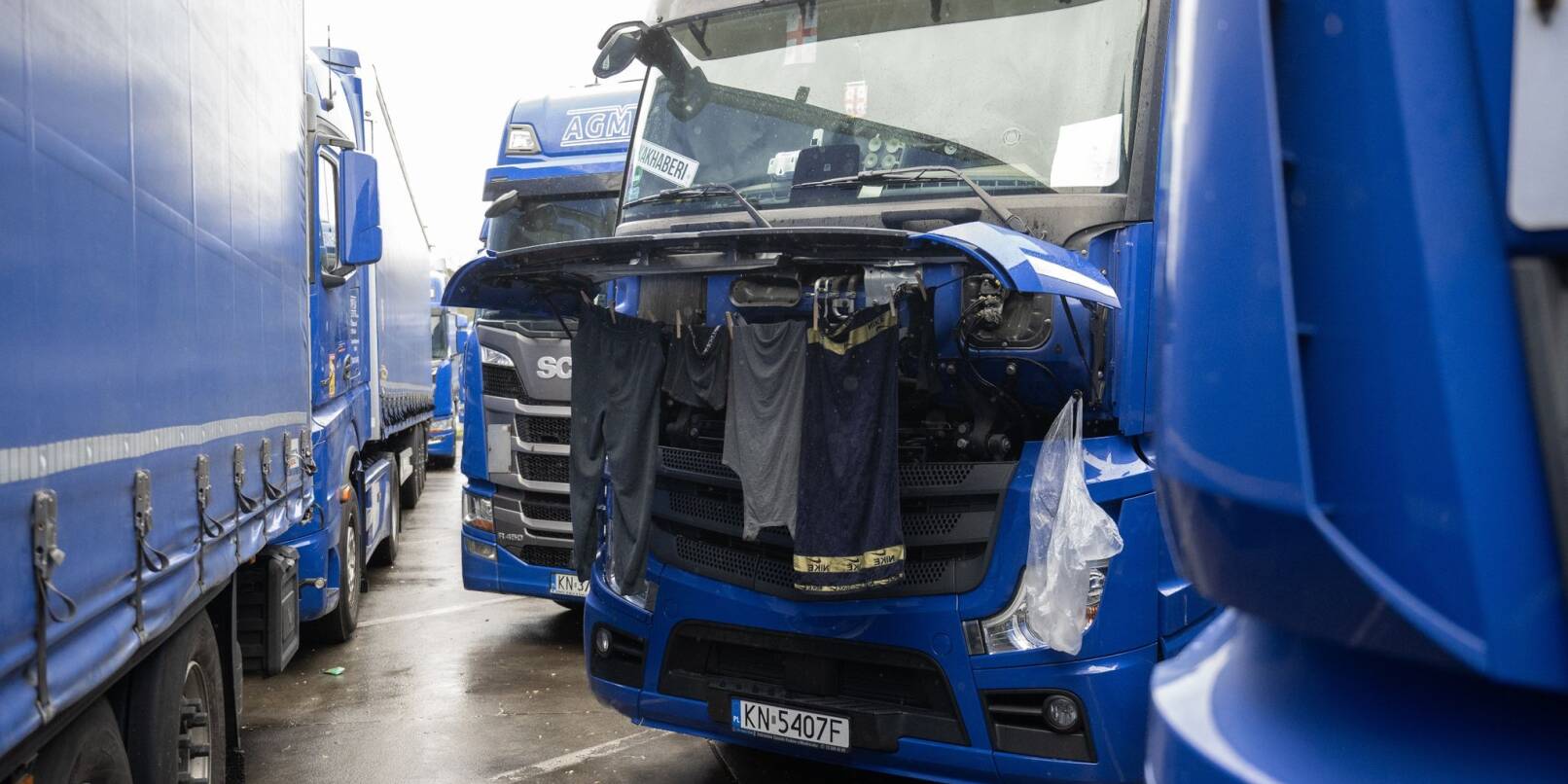 Wäsche hängt während eines Streiks zum Trocknen an einem Lastwagen.